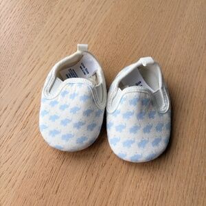 Janie and Jack- blue elephant-patterned baby crib shoes